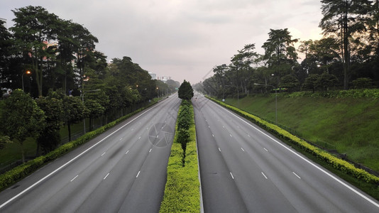 清晨新加坡的宽阔城市高速公路图片