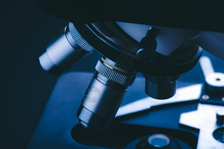 实验室用金属透镜检查科学显微实验室设备光学显微镜图片