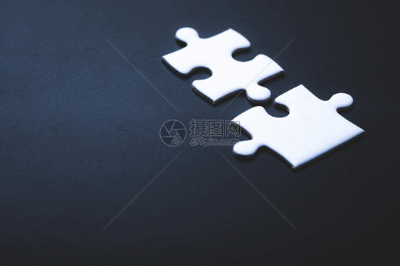 两块拼图或自闭症的一块符号商业伙伴概念图片