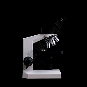在实验室中进行数据分析以黑色为隔离的科学显微镜关闭图片