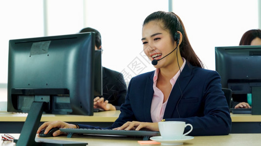 身着头盔的商界人士在办公室工作为远程客户或同事提供支助呼叫中心电话推销客户支助代理提供电话视频会议服务图片