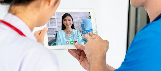 医生远程疗服务在线视频用于虚拟病人健康医疗聊天远程医生保健顾问从家中使用在线移动设备与互联网连接进行现场视频通话图片