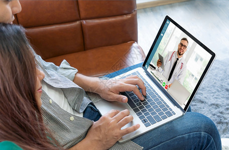 医生远程疗服务在线视频用于虚拟病人健康医疗聊天远程医生保健顾问从家中使用在线移动设备与互联网连接进行现场视频通话图片