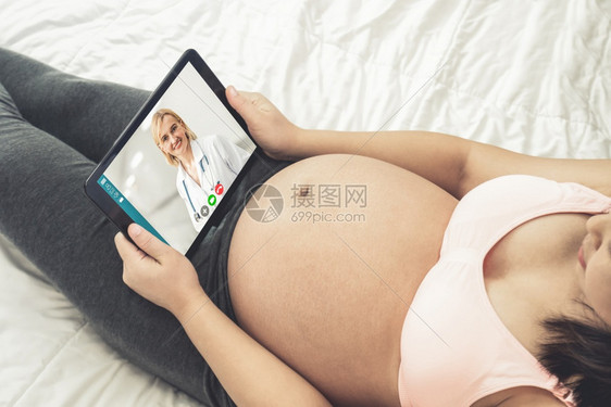 孕妇进行远程医疗在线视频图片