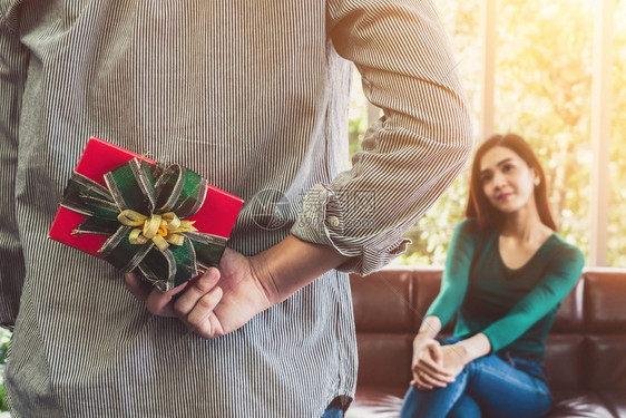 男子准备结婚纪念日礼物给妻子图片