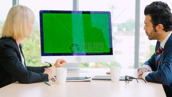 会议室的商人办公桌上有绿色屏幕染体钥匙电视或计算机图片