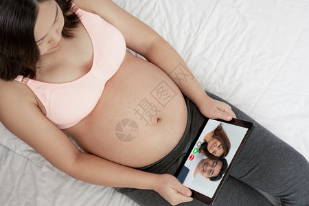 孕妇在线与家人视频联系背景图片