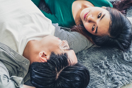 快乐的亚洲情侣在家的关系和生活方式背景图片