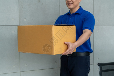 送货人携带包裹箱寄给客户图片