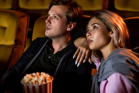 看电影院素材高加索情人喜欢看电影一起在院吃爆米花背景