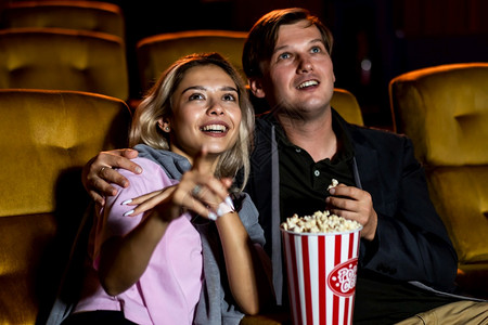 看电影院素材高加索情人喜欢看电影一起在院吃爆米花背景