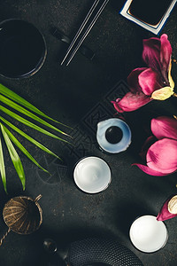 亚洲食物背景红酒绿茶和黑生菜背景的筷子顶视平地亚洲食物背景红茶绿和黑生菜背景的筷子图片