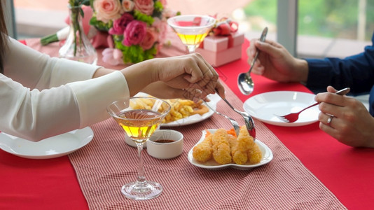 浪漫情侣在餐厅吃午快乐庆祝两周年和生活方式图片