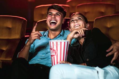 男女在电影院看集体娱乐活动和概念图片
