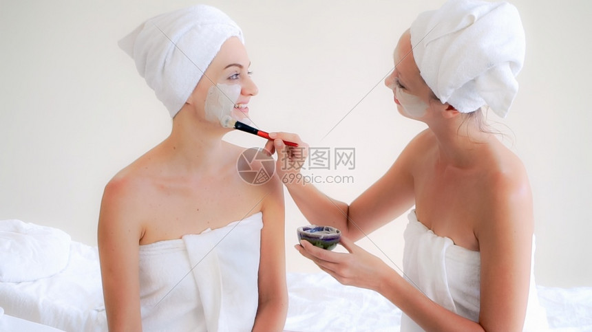 美貌女在健康温泉疗养院接受面部擦拭治疗反年龄面部皮肤护理和奢侈生活方式概念图片