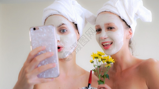 美貌女在健康疗养所接受专业皮肤科医生的面部擦拭治疗防虐面部皮肤护理和奢侈生活方式概念图片