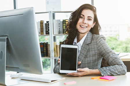 空平板电脑屏幕由办公室妇女显示用于产品网站和移动应用程序演示图片