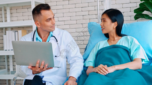 病房债券医生给病人看病和交流背景