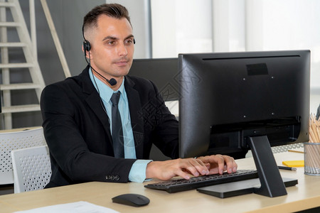 不开心的男推销员图片