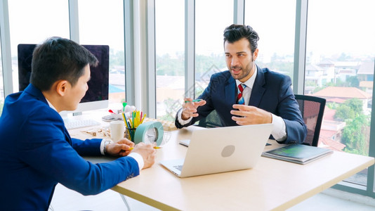 闺蜜聊天两个商人在办公室会议谈论项目战略商人与现代工作场所的同事
