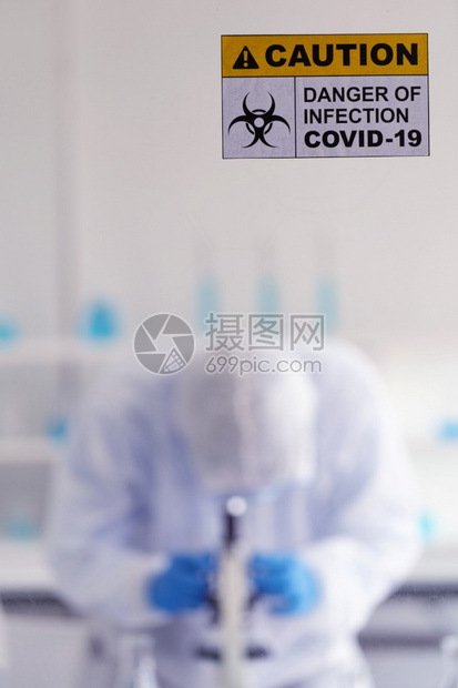 实验室前有新冠19日冕具有从事Ncov19疫苗工作和研究的科学家背景为世界流行病情况提供疫苗图片