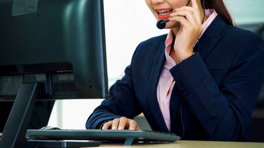 电话推销微笑服务理念图片素材