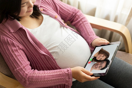 孕妇在线与家人视频联系图片
