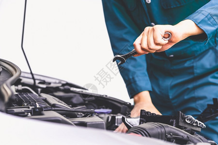使用扳手修理汽车服务概念图片