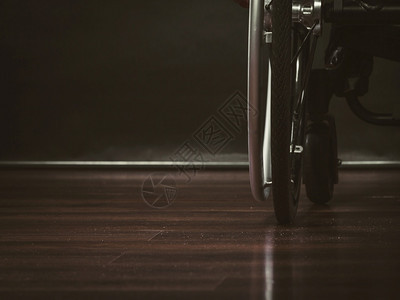 疾病残瘫痪健康概念轮椅在地板上站着的部分轮椅的破碎图片