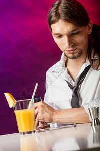 酒饮娱乐派对概念酒吧男招待在柜台喝酒男招待在准备饮料图片