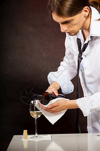 男侍或管家将白酒倒入玻璃里图片