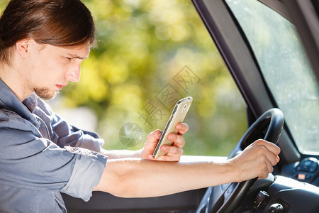 开车玩手机交通安全概念背景图片