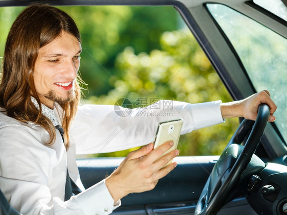 开车玩手机交通安全概念图片