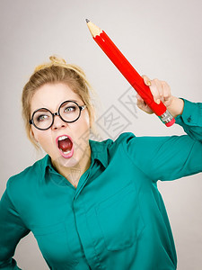 穿着大铅笔的衬衫愤怒尖叫老师穿着高雅的女子愤怒老师拿着大铅笔图片