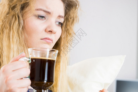 喝着黑咖啡的疲劳妇女正在喝咖啡获得早晨的能量上班前要赶时间图片