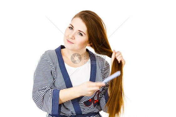 年轻拉廷女有着美丽的天然棕色直长头发摄影棚拍着白图片