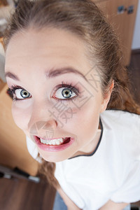 勿偷懒近的漂亮女人做可笑的傻丑脸女人到处胡闹做滑稽丑脸背景