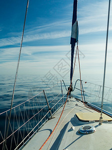 在阳光明媚的夏季天气中乘帆船在平静的海水上游乘帆船图片