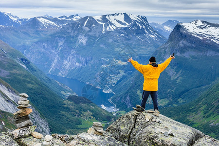 挪威斯堪的纳维亚州Dalsnibba观点的Geirangerfjord和山地风景图片