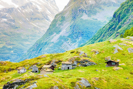 挪威古老的乡村住宅在山上挪威美丽的景观斯堪纳维亚挪威古老的乡村住宅在山上图片