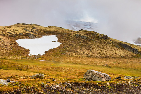 挪威夏季寒冷的雨天景色山脉观挪威奥尔兰和勒达之间的远足地区图片