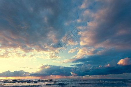 美丽的海景夜晚波罗的海日落平面和云空静的海景自然背风背景