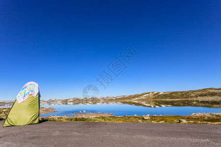 旅游者Hardangervidda路线露营旅游和户外洗澡图片