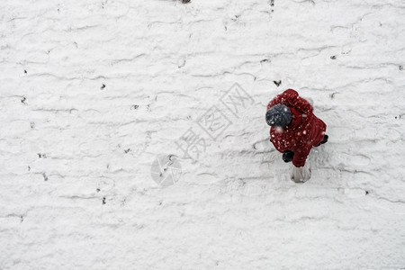 从顶部看在寒冬天气中城市行走的人地面上有白雪从顶部看在冬季行走的人图片