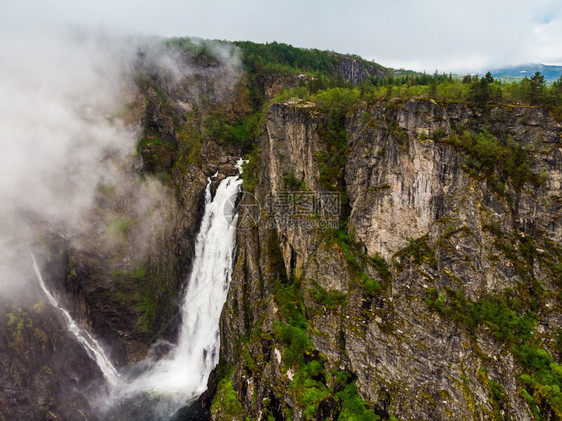 沃林斯弗森瀑布绿色夏季山丘马博达伦峡谷挪威全国旅游者Hardangervidda路线旅游者Rv7Eidfjord观光旅游挪威马博图片