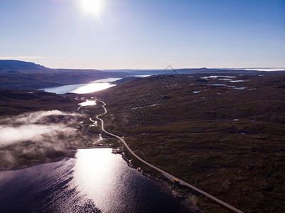 空中视图穿过Hardangervidda山高地湖上云层早晨时间挪威地貌旅游者Hardangervidda路线穿过挪威Hardan图片