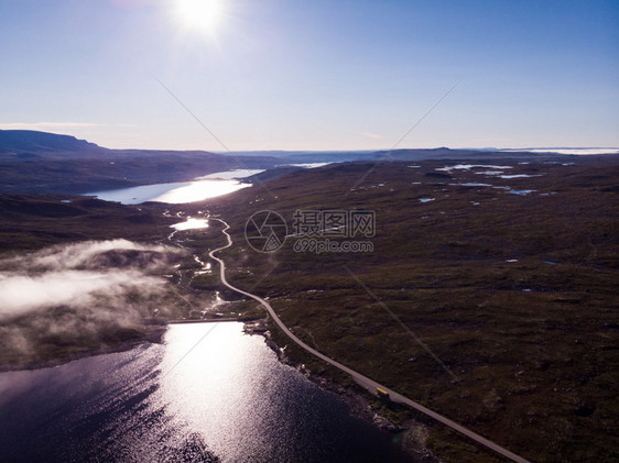 空中视图穿过Hardangervidda山高地湖上云层早晨时间挪威地貌旅游者Hardangervidda路线穿过挪威Hardan图片