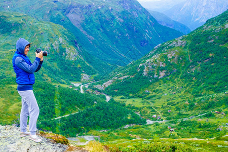 旅游妇女享受山区风景用照相机旅行挪威索格涅夫杰莱特5号旅游景色路线图片