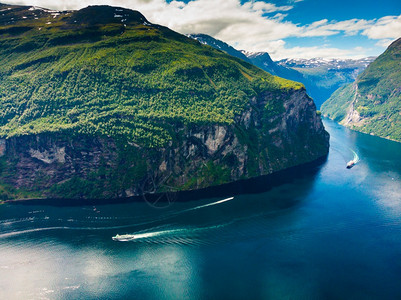 FjordGeirangerfjord和渡轮船从挪威Ornesviven观望点看旅行目的地挪威FjordGeirangerfjo图片