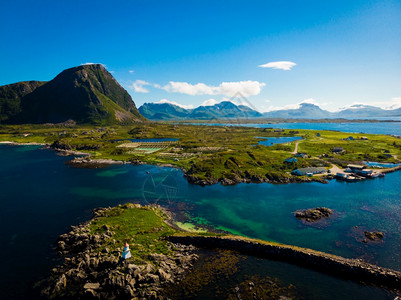 挪威GimsoyaLofotten群岛Hovsund渔港灯塔的景色海和灯塔挪威HovsundLofotten岛灯塔图片
